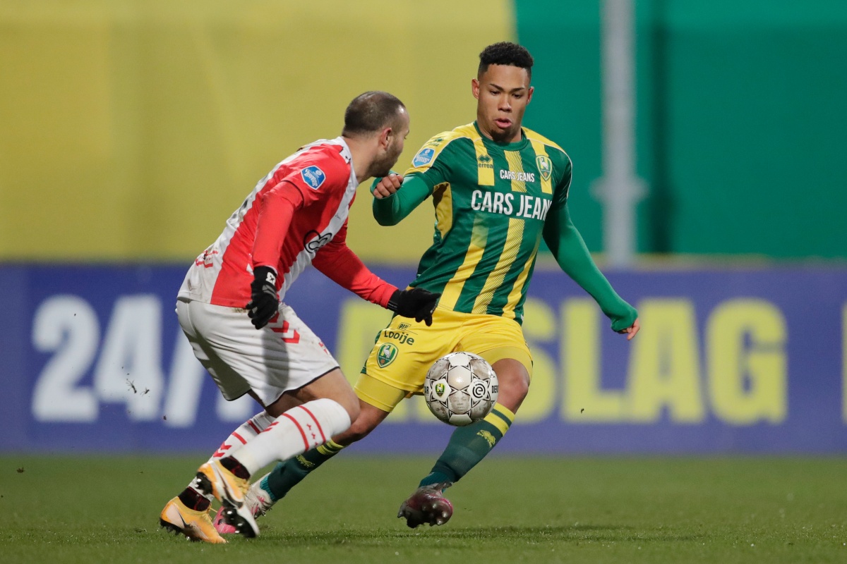 球员传递出 球员传递出